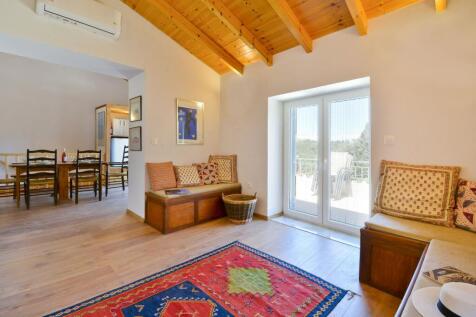 Lounge to kitchen