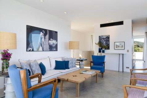Sitting to stairs and kitchen