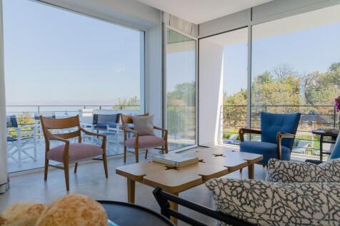 Sitting room to views