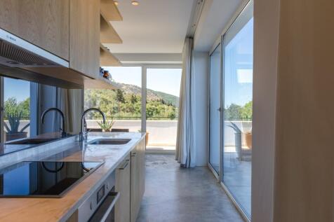 Kitchen to dining room