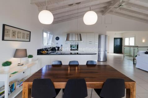 Dining to kitchen