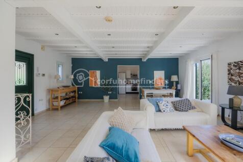 Sitting to kitchen/dining