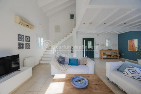 Sitting room to staircase