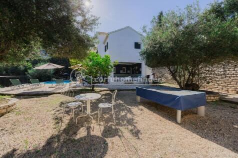 Garden to house
