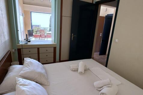 UA bedroom to sitting room