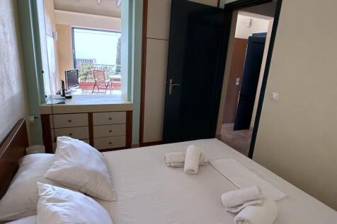 UA bedroom to sitting room