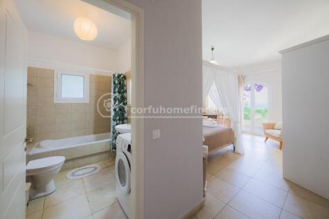 Ensuite to main bedroom