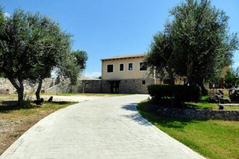Driveway to house