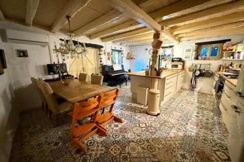 Dining to kitchen