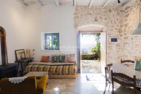 Sitting area to front door