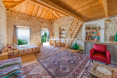 Whole bedroom to balcony