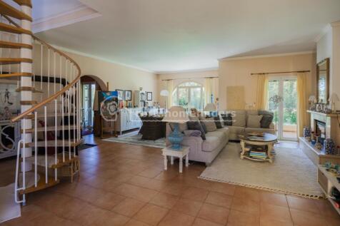 Main room to garden