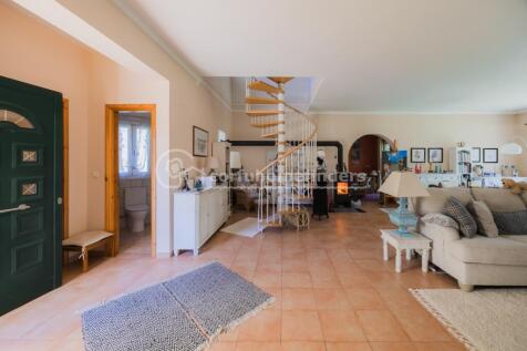 Sitting room to staircase