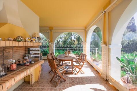 Covered outside eating area