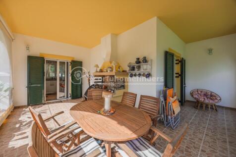 Outside eating area to kitchen