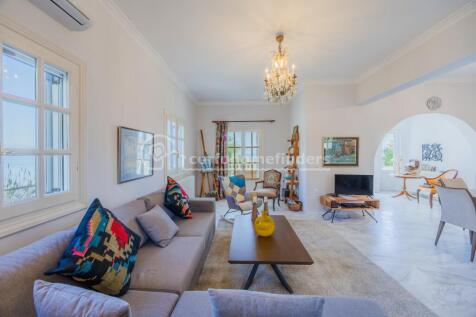 Sitting room to entrance