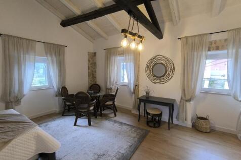 Upstairs to front