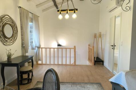 Upstairs to staircase