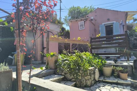 Garden to house