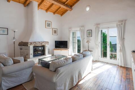 Sitting room to double balcony