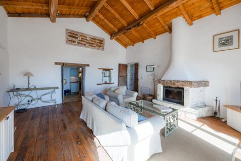 Sitting room to kitchen