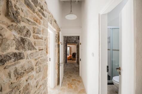 Hallway to bedrooms