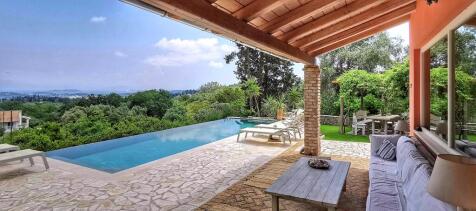 Covered terrace to pool
