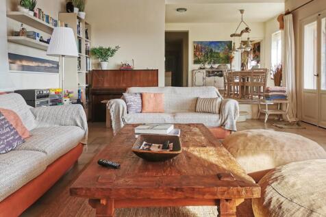 Sitting room to dining room