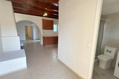 Entrance hall to kitchen