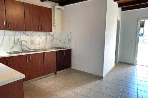 Kitchen to entrance
