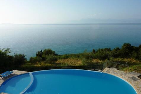 Pool and sea from the upper floor