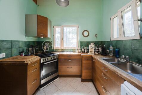 Kitchen to front