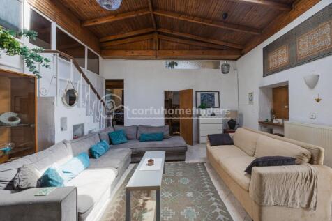 Sitting room to bedrooms