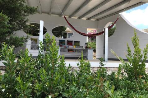 Outdoor kitchen - dining area 