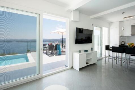 Sitting room to pool area 1