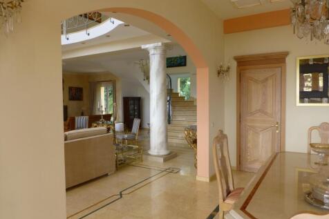 Dining room looking towards the sitting room