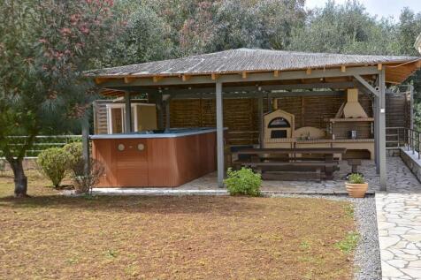 Outdoor kitchen/dining