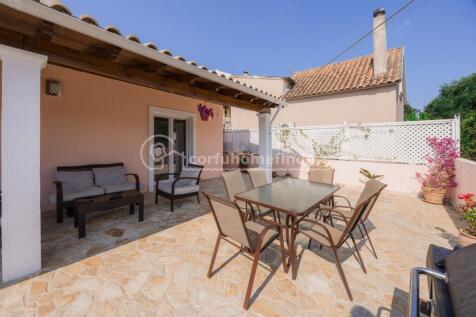 Outdoor dining/sitting