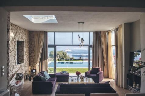 Sitting room and pool