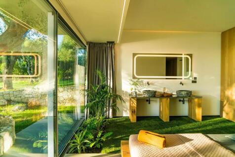 Bedroom with wash basins