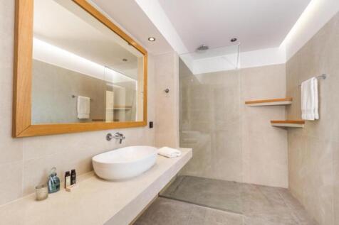 Villa Ouranos - ensuite shower room