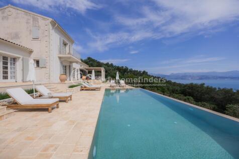 Pool terrace to house