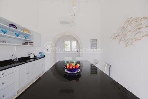 Kitchen to hallway