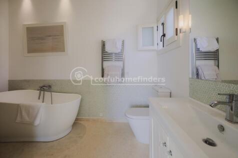 Ensuite main bedroom