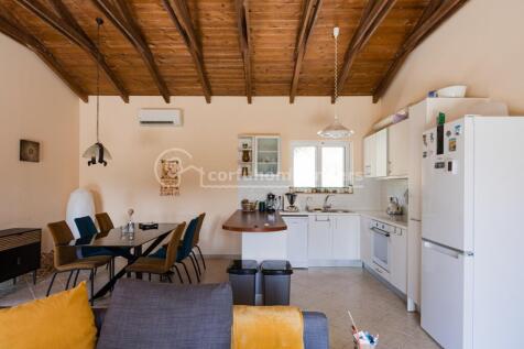 Sitting to kitchen/dining