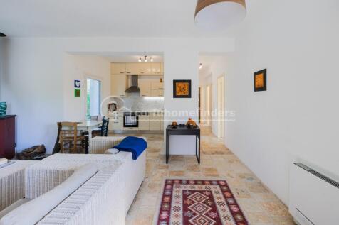 Sitting to kitchen/hallway