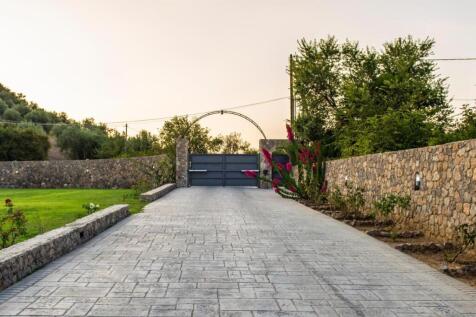 Entrance driveway