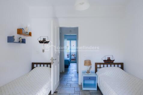 Twin room to hallway