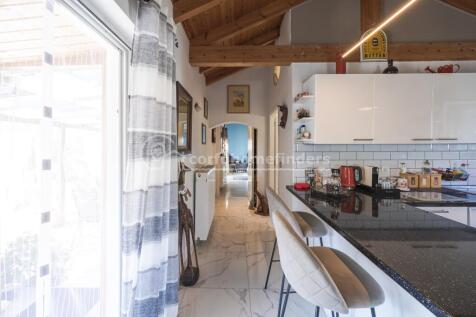 Kitchen to hallway