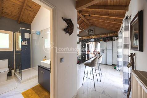 Hallway to kitchen